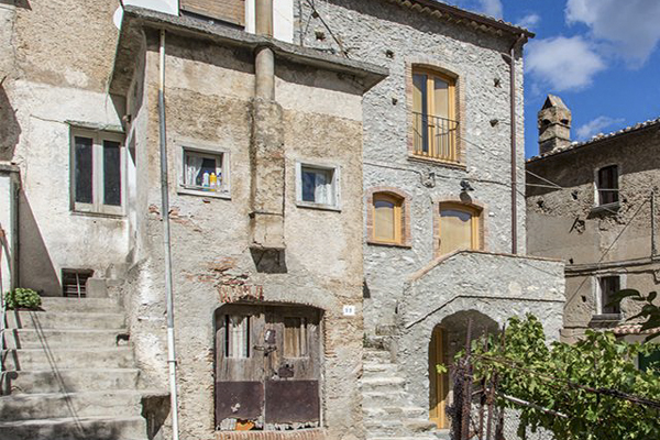 Le case Kodra a Civita